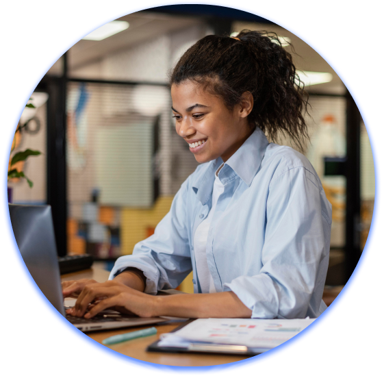 Imagem de uma mulher digitando em um computador